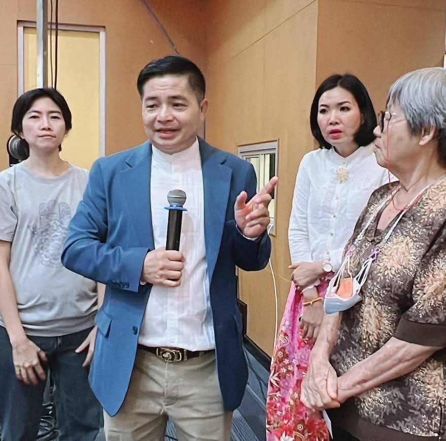 พูดคุยให้คำแนะนำผู้เข้าร่วมแบบใกล้ชิด